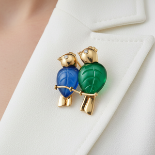 Estate Cartier Paris 1989 Revival Love Birds Diamond and Chalcedony 18K Yellow Gold Pendant/Brooch — detail view