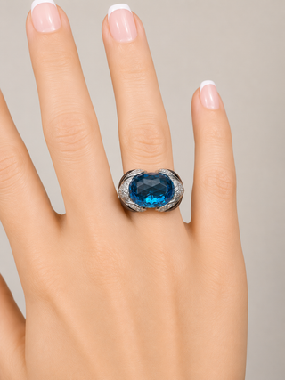 Estate Modern Italian Onyx, Blue Topaz and Diamond 18kt White Gold Ring — scale view