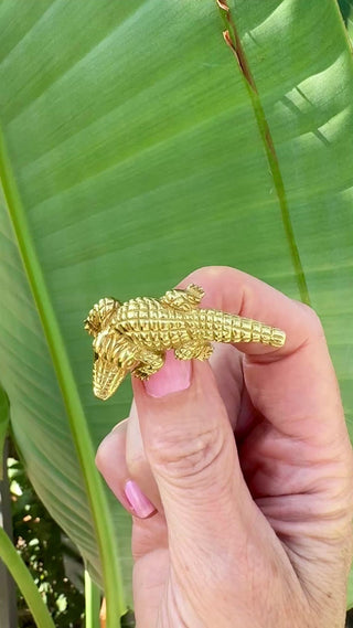 Estate Modern 1980's 18K Yellow Gold Alligator Brooch — side view