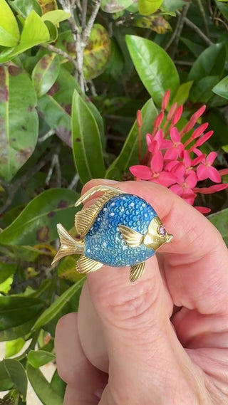 Italian Estate Blue "Guilloche" Enamel and Pink Sapphire 18Kt Yellow Gold Fish Brooch — detail view