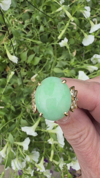 Estate Modern 1980's 23.00ct Jade and Diamond 14Kt Yellow Gold Ring — detail view