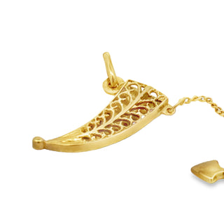 Estate Uno A Erre Italia Coltello Pendant 18K Yellow Gold 3.67g — scale view