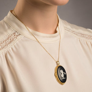 English Modern Wedgewood 36x25mm Cameo 14kt Yellow Gold — detail view