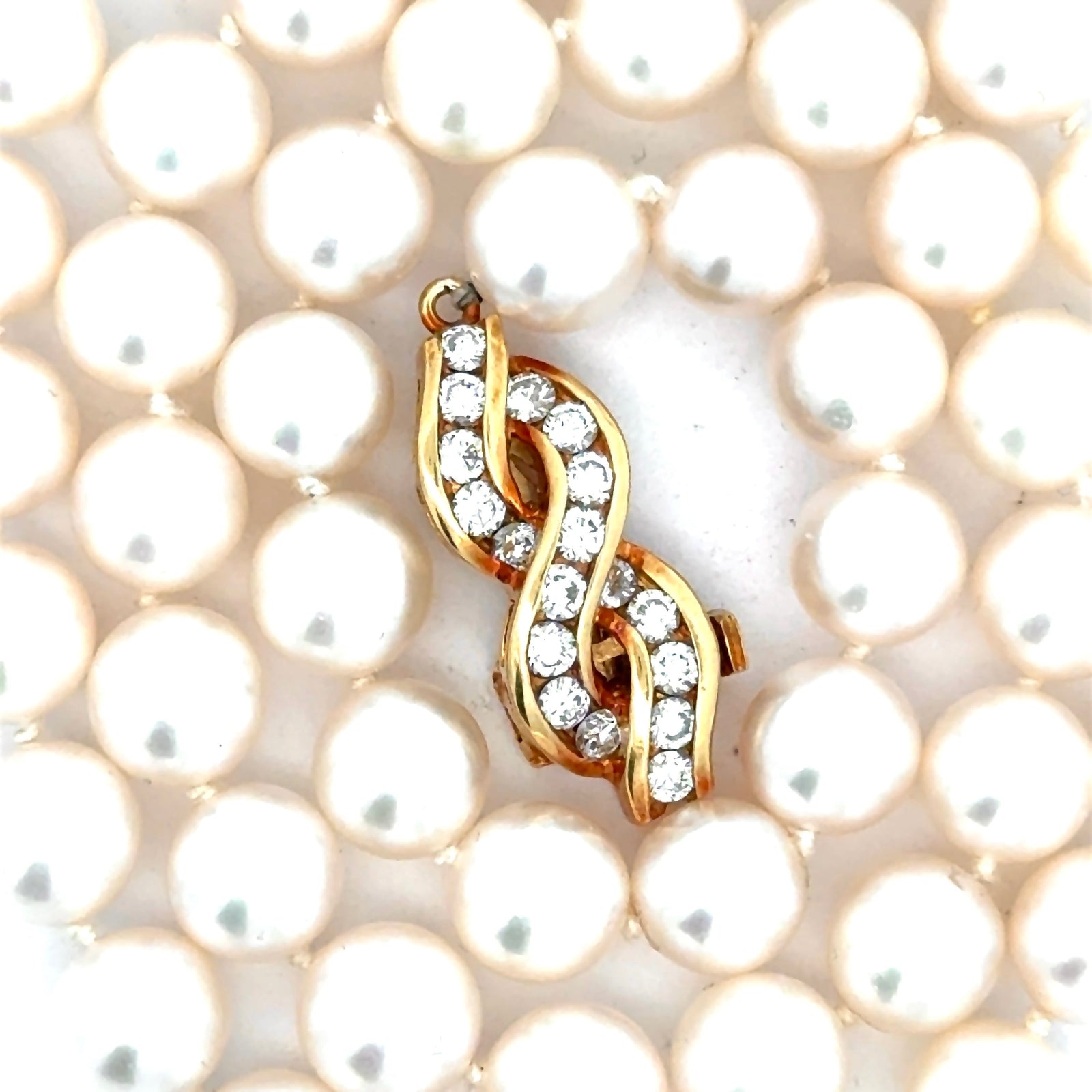 Estate Modern 1990's Japanese Akoya Cultured Pearl and Diamond 18kt Yellow Gold Necklace — detail view