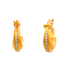 Estate Modern Diamond 18Kt Yellow Gold Earring — scale view