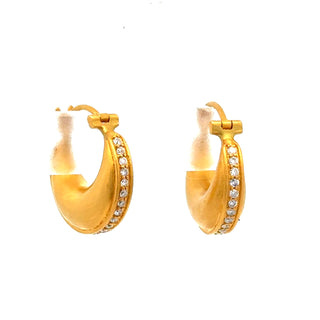 Estate Modern Diamond 18Kt Yellow Gold Earring — detail view