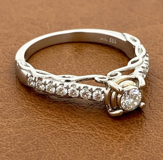 Estate jewelry — Maya Lianna .55 ctw Diamond Ring, Diamonds 0.30 ctw G-H color SI1-SI2