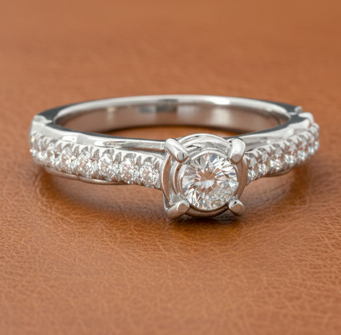 Estate jewelry — Maya Lianna .55 ctw Diamond Ring, Diamonds 0.30 ctw G-H color SI1-SI2