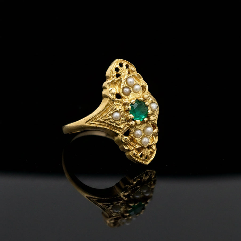 Estate jewelry — An Emerald & Pearl, in Yellow Gold, Emerald, round cut, 0.20 ct